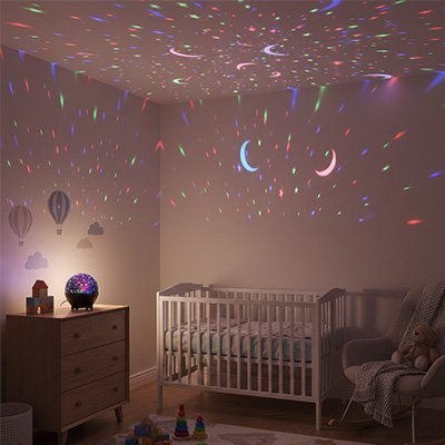 Veilleuse projection bébé transformant la chambre avec projection d'étoiles, lunes et montgolfières sur plafond et murs