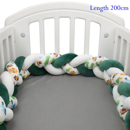 Tresse tour de lit bébé installée dans un lit de bébé