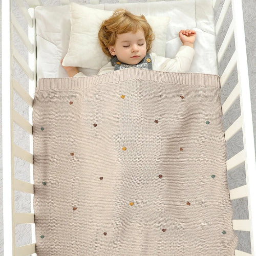 Couverture bebe tricot beige points brodés colorés enfant dort lit blanc