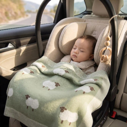 Couverture bebe tricot verte motif moutons bébé endormi siège auto