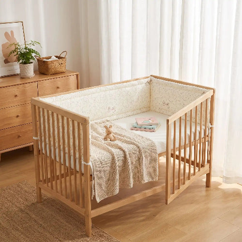 Tour de lit bebe crème motifs lapin installer au lit