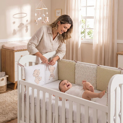 Tour de lit bebe motifs cartoon couleurs beige installation par maman