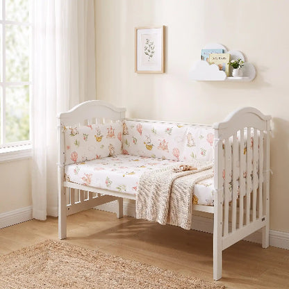 Tour de lit bebe motifs dessins animes dans lit chambre décoré