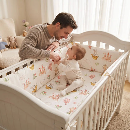Tour de lit bebe motifs dessins animés papa joue bébé assis lit blanc