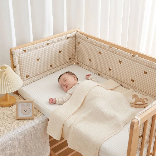Tour de lit bebe beige à carreaux motifs d’ours bébé dort