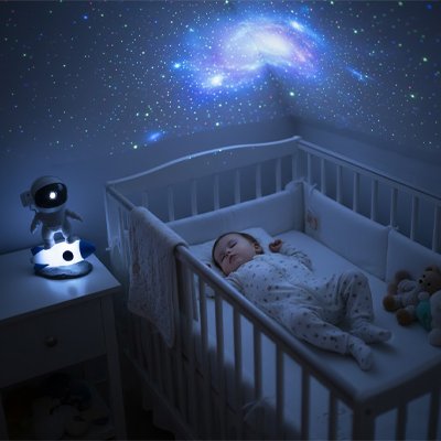  Bébé endormi berceau blanc avec veilleuse astronaute projection galaxie bleue plafond nursery