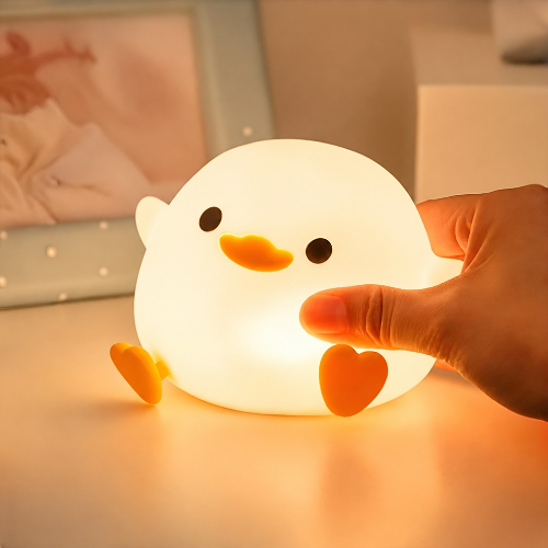 bebe veilleuse, canard pressée par une main dans une chambre