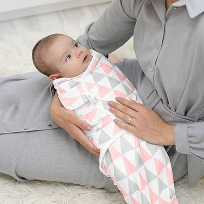 Couverture emmaillotage rose grise motifs géométriques maman tient bébé coussin allaitement gris doudou sommeil confort