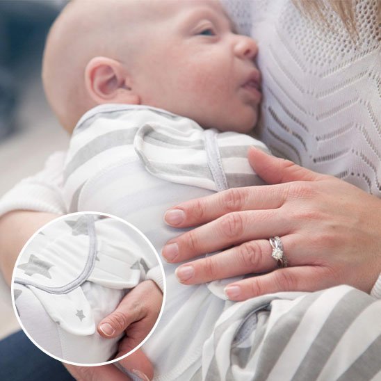 Couverture emmaillotage blanche grise maman tient bébé bras détail fermeture éclair photo zoom doudou sommeil nourrisson