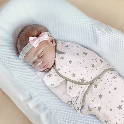 Couverture emmaillotage beige étoiles grises nouveau-né dort réducteur lit blanc bandeau rose doudou sommeil confort