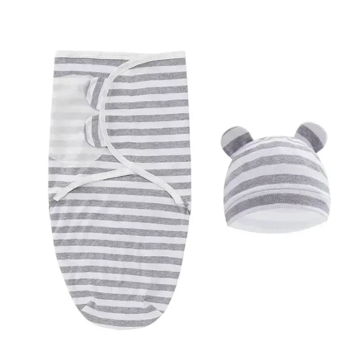 Couverture emmaillotage rayures grises blanches bonnet assorti oreilles fond blanc doudou sommeil nourrisson confort doux