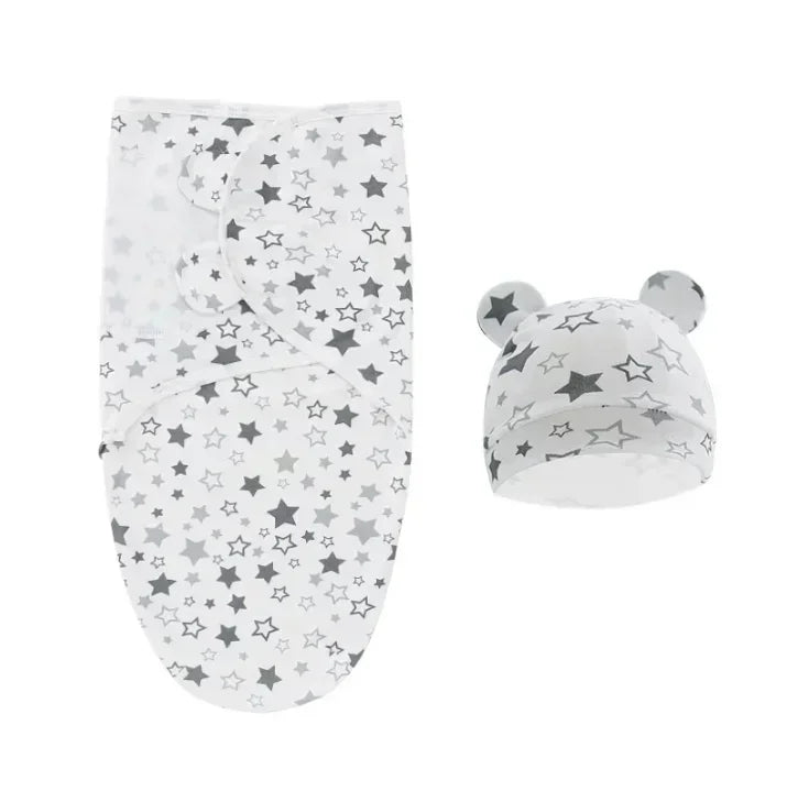 Couverture emmaillotage blanche motifs étoiles grises bonnet assorti oreilles fond blanc doudou sommeil nourrisson confort