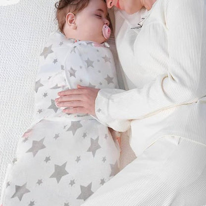 Couverture emmaillotage blanche étoiles grises maman berce bébé réducteur lit blanc doudou sommeil nourrisson