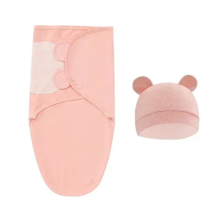 Couverture emmaillotage rose poudré bonnet assorti oreilles fond blanc doudou sommeil nourrisson confort ensemble doux