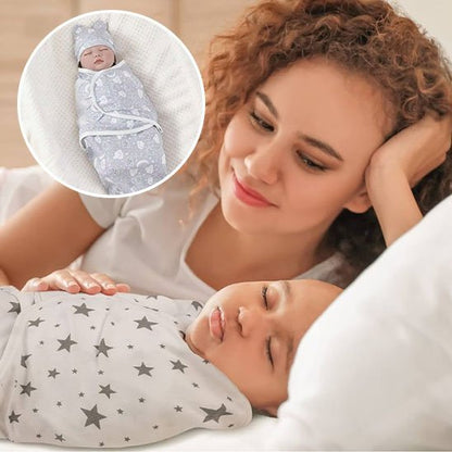 Couverture emmaillotage blanche étoiles grises maman regarde bébé dort lit blanc photo zoom médaillon doudou sommeil confort
