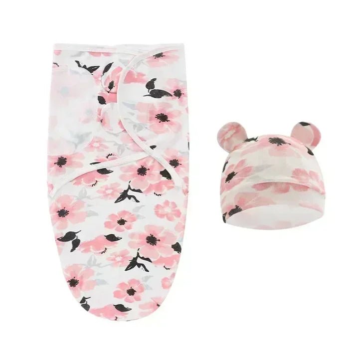 Couverture emmaillotage blanche motifs fleurs roses bonnet assorti oreilles fond blanc doudou sommeil nourrisson confort doux
