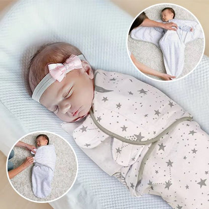 Couverture emmaillotage blanche étoiles grises bébé dort bandeau rose réducteur lit deux photos démonstration doudou sommeil