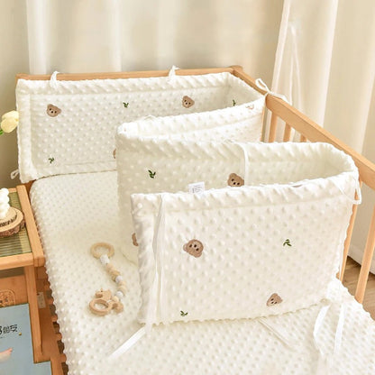 Tour de lit bébé minky crème broderie ourson lit bois