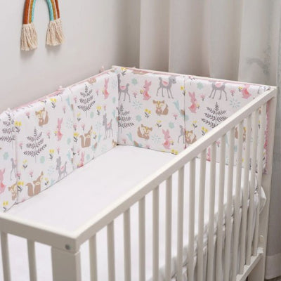 tour de lit blanc motifs animaux safari et feuillages dans lit bébé blanc  vue d'ensemble protection complète.