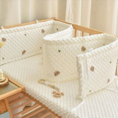 Tour de lit  blanc motifs panda dans le lit bébé.
