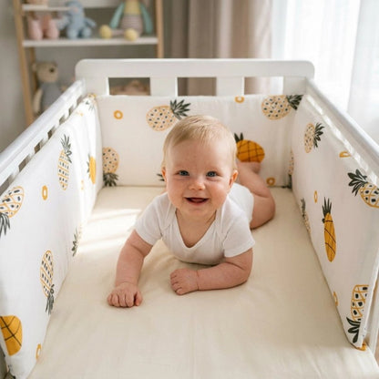 Tour de lit blanc ananas bébé souriant ventre lit 