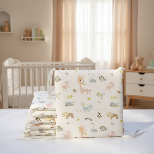 Tour de lit motifs safari lot 6 dans  chambre bébé décorée