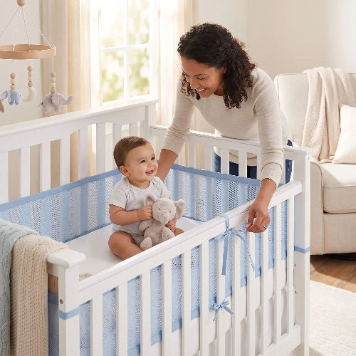 tour de lit respirant, bleu bébé dans lit maman sourit