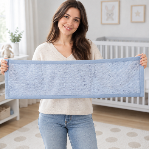 tour de lit respirant bleu dans les  mains de maman