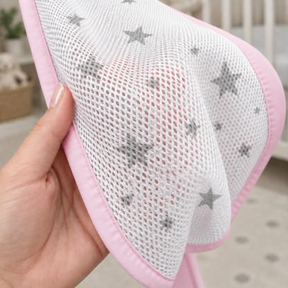 tour de lit respirant, rose motif étoile tenu en main