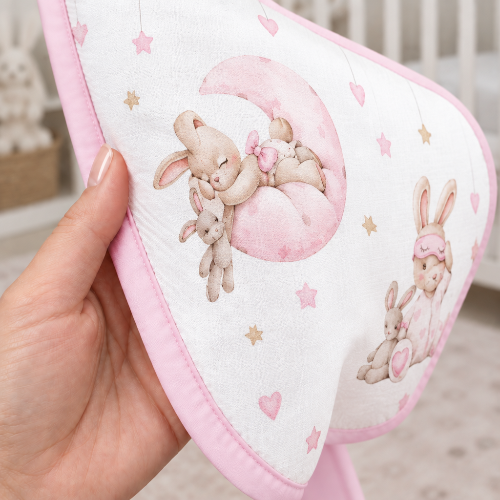 tour de lit respirant, rose motif lapin tenu en main