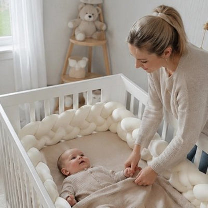 Tour de lit tresse, beige maman couvrant bébé son lit