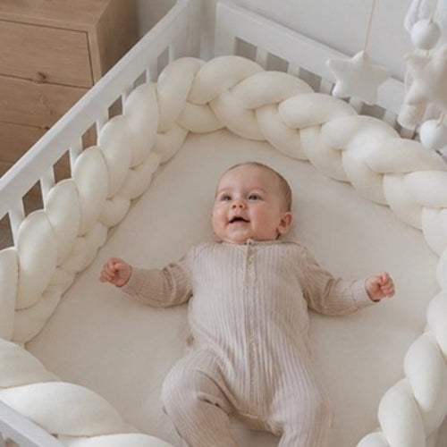 Tour de lit tresse, blanc autour de bébé dans berceau