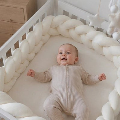 Tour de lit tresse, blanc autour de bébé dans berceau