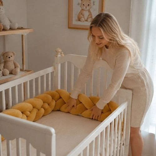 Tour de lit tresse, jaune moutarde ajusté par une maman