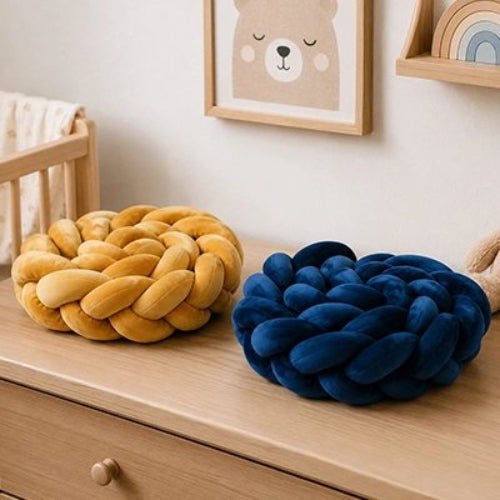 Tour de lit tresse, jaune moutarde et  bleu sur commode