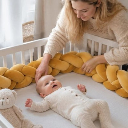 Tour de lit tresse, jaune moutarde, maman caressant bébé
