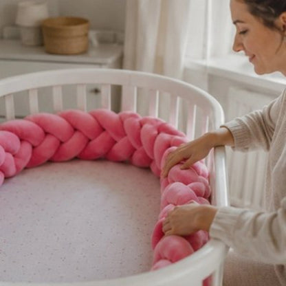 Tour de lit tresse, rose ajusté par maman dans lit
