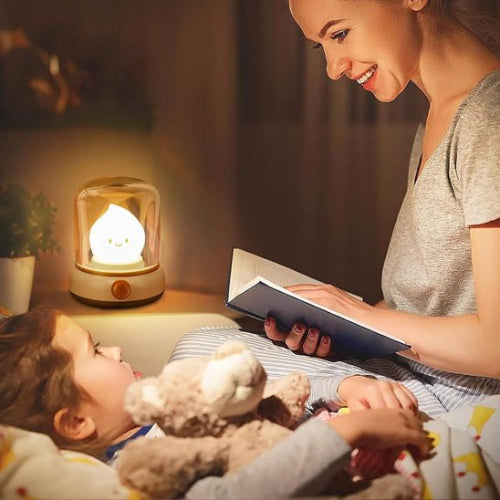 veilleuse bébé, beige pendant une histoire racontée par sa mère