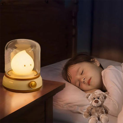 veilleuse bébé, beige près d’un enfant endormi et son doudou