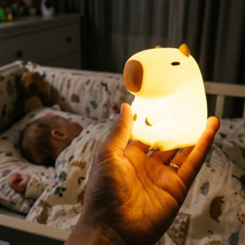 Veilleuse bébé, capybara tenue en main chambre nuit