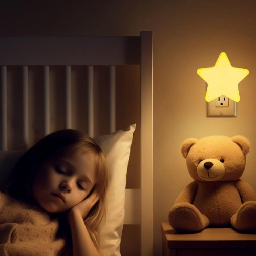 Veilleuse bébé, étoile jaune éclairant un enfant endormi