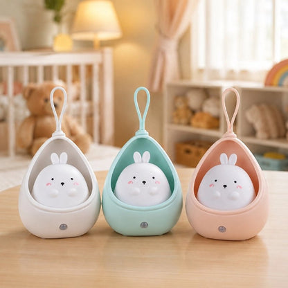 Veilleuse bébé lapin en trois couleurs dans une chambre