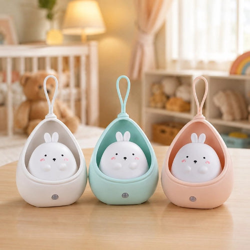 Veilleuse bébé lapin en trois couleurs dans une chambre