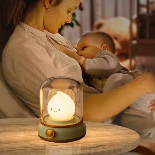 veilleuse bébé, vert sauge près d’une mère nourrissant son enfant