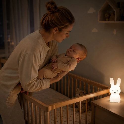 Veilleuse lapin lumière blanc douce près d'une maman et bébé