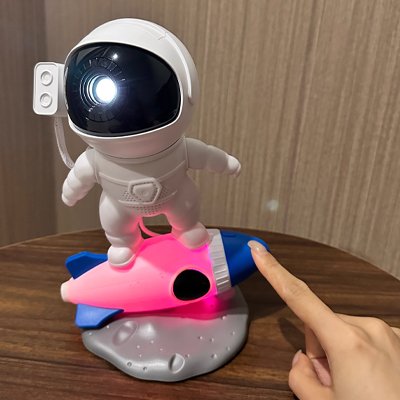 Veilleuse projection astronaute blanc sur fusée rose avec bouton tactile projection lumineuse enfant