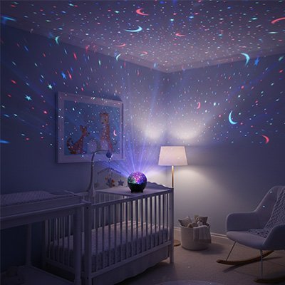 Veilleuse projection bébé illuminant plafond et murs avec étoiles multicolores et lunes dans ambiance nocturne féerique